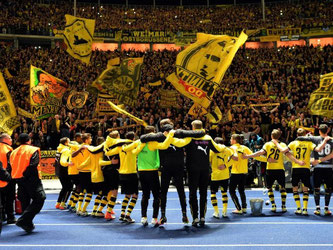 Die BVB-Spieler feierten den Final-Einzug mit ihren Fans. Foto: Wolfram Kastl
