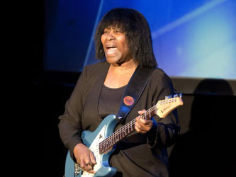Joan Armatrading 2015 im Wintergarten in Berlin auf der Bühne. Foto: Jörg Carstensen