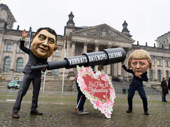 Demonstranten vor dem Reichstag: Die Vorratsdatenspeicherung ist seit Jahren hoch umstritten in Deutschland und der EU. Foto: Gregor Fischer