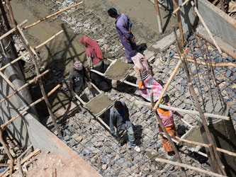 Arbeiter auf einer Baustelle in Addis Abeba (Äthiopien). Drei Viertel der Arbeitnehmer weltweit haben nach ILO-Angaben keine ausreichend sozial abgesicherte Vollzeitstelle mit festem Vertrag und sicherem Gehalt. Foto: Michael Kappeler/Symbol