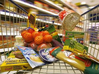 Die Preise für Lebensmittel erhöhen sich leicht. Foto: Jens Wolf/Archiv