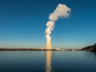 Dampfender Kühlturm des Kernkraftwerks Isar 2. Foto: Armin Weigel/Archiv