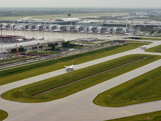 Der Flughafen München erzielte 2015 einen Rekordgewinn. Foto: Peter Kneffel/Archiv