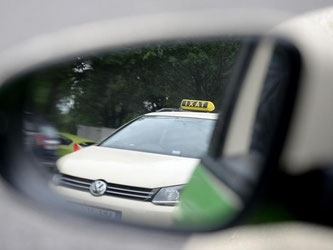 Ein Taxi von VW im Außenspiegel eines anderen Wagens. Foto: Daniel Reinhardt