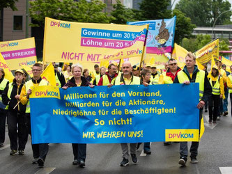 Beschäftigte der Deutschen Post demonstrieren in Berlin. Foto: Gregor Fischer