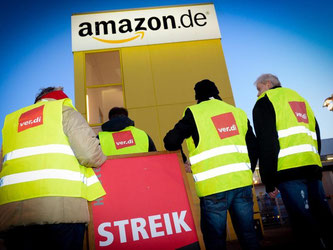 Streikende Mitarbeiter stehen vor der Betriebsstätte des Online-Händlers Amazon in Leipzig. Foto: Peter Endig/Archiv
