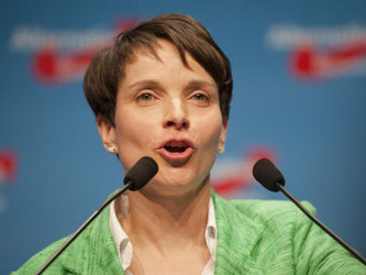 Frauke Petry, Parteivorsitzende der AfD, spricht beim Bundesparteitag auf dem Messegelände in Stuttgart. Foto: Christoph Schmidt