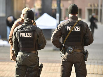 Polizisten patrouillieren in Bremen. Zu den «Schutzmaßnahmen im öffentlichen Raum» gehört auch öffentliche Präsenz. Foto: Carmen Jaspersen