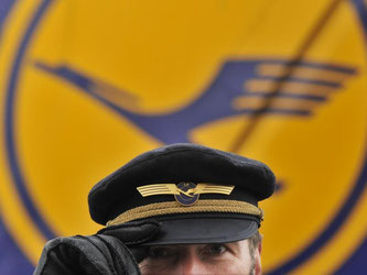 Die Lufthansa-Piloten wollen zunächst auf Gehaltserhöhungen verzichten. Foto: Boris Roessler/Archiv