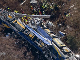 Beim Zusammenstoß zweier Nahverkehrszüge nahe Bad Aibling waren am 9. Februar elf Männer ums Leben gekommen und 85 Insassen verletzt worden. Foto: Peter Kneffel/Archiv