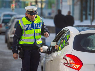 Papiere zeigen: Bei Polizeikontrollen müssen Autofahrer Führerschein und Fahrzeugschein vorzeigen. Zu etwaigen Vergehen äußern müssen sie sich laut ADAC aber nicht. Foto: ADAC/Markus Hannich