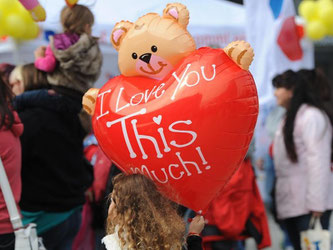 Der Weltkindertag steht in diesem Jahr im Zeichen der Flüchtlingskrise. Auf dem Potsdamer Platz in Berlin werden etwa 100 000 Besucher erwartet. Foto: Britta Pedersen