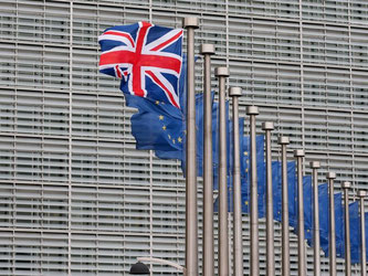 Eine britische Flagge weht in Brüssel. David Cameron will noch in diesem Jahr die Bürger im Vereinigten Königreich über einen «Brexit» abstimmen lassen. Foto: Laurent Dubrule