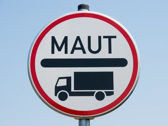 Maut-Schild für Lkw auf einem vierspurigen Abschnitt der Bundesstraße 168 bei Cottbus. Foto: Patrick Pleul