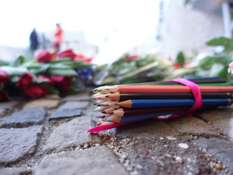 Im Gedenken an die Opfer des Pariser Anschlags: Buntstifte vor der französischen Botschaft am Pariser Platz in Berlin. Foto: Kay Nietfeld