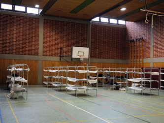 Zumindest sind sie hier in Sicherheit: Unterkunft für Flüchtlinge in einer Dortmunder Turnhalle. Foto: Daniel Naupold/Archiv