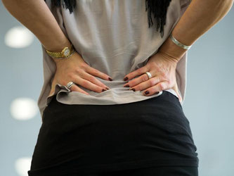 Rückenschmerzen sind eine Volkskrankheit. Ein Leipziger Wirbelsäulenmediziner sagt, dass viele Patienten damit zu passiv umgehen. Foto: Arno Burgi