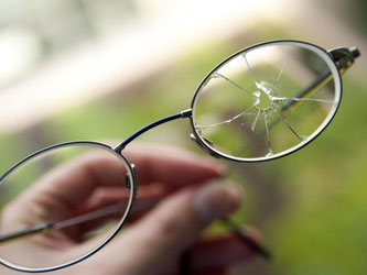 Eine kaputte Brille ist ärgerlich. Brillenversicherungen ersetzen Verbrauchern jedoch häufig nicht den Originalwert der Brille. Foto: Mascha Brichta