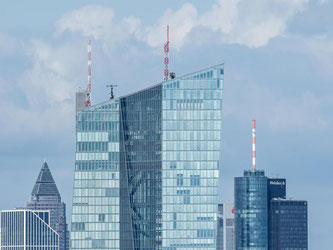 Neubau der EZB vor der Bankenskyline von Frankfurt am Main. Foto: Boris Roessler