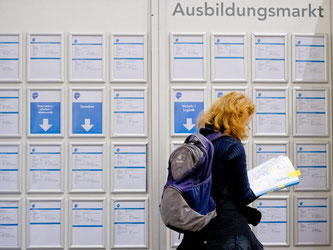 Jobmesse in Hamburg: immer mehr Firmen suchen händeringend nach zusätzlichen Mitarbeitern. Foto: Daniel Bockwoldt/Archiv