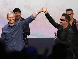 Musikfreunde unter sich: Apple-Chef Tim Cook und U-2-Sänger Bono. Foto: Monica Davey/Archiv