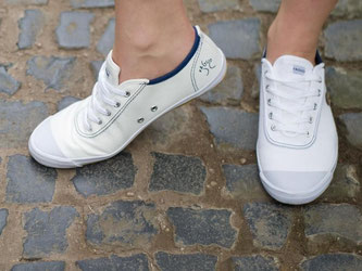 Lässig, leicht, gesellschaftsfähig: Weiße Sneaker könnten in diesem Sommer wieder ein Renner an den Füßen der Deutschen werden. Foto: Christoph Schmidt