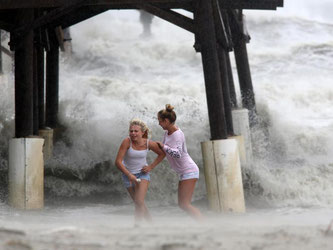 Gefährliches Spiel an der Cocoa Beach Pier, Florida. Foto: Douglas R. Clifford/ZUMA/dpa