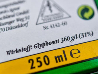 Die Verpackung eines Unkrautvernichtungsmittels, das den Wirkstoff Glyphosat enthält. Foto: Patrick Pleul/Illustration