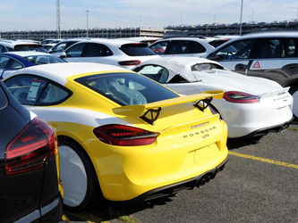 Neufahrzeuge von Porsche stehen auf dem Terminal von Bremerhaven zur Verschiffung bereit. Foto: Ingo Wagner