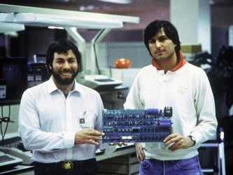 Steve Jobs (rechts) und Steve Wozniak (links) zeigen einen ihrer ersten Apple-Computer (Archivfoto aus dem Jahr 1978). Foto: Apple