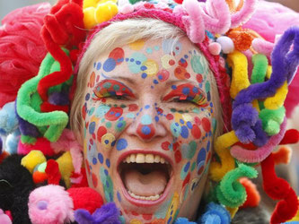 Zur traditionellen Gesichtsbemalung sollten sich Karnevalisten lieber an Schminke auf Wasserbasis halten. Foto: Roland Weihrauch