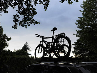 Aufrecht im Wind: Fahrradträger fürs Dach sind vergleichsweise günstig, verursachen jedoch auch einen höheren Spritverbrauch. Foto: Jens Kalaene
