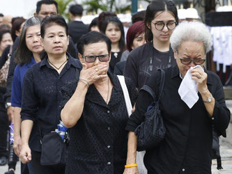 Immer wieder kam es jüngst zu wütenden Übergriffen auf Menschen, die nach Meinung ihrer Landsleute nicht gebührend um den verstorbenen König trauern. Foto: Narong Sangnak