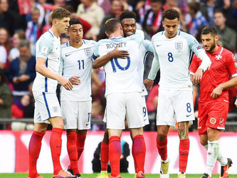 Die englischen Spieler gratulieren Daniel Sturridge zum Treffer. Foto: Andy Rain