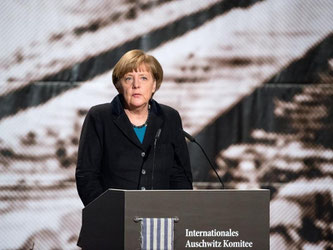 Bundeskanzlerin Merkel bei der zentralen Auftaktveranstaltung des weltweiten Gedenkens zum 70. Jahrestag der Befreiung von Auschwitz. Foto: Bernd von Jutrczenka