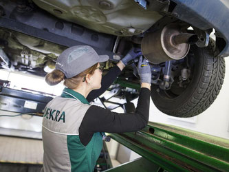 KFZ-Ingenieurin Stephanie Schneider kontrolliert in einer Stuttgarter Dekra-Werkstatt ein Auto. Bis Ende 2020 sollen von EU-Vorgaben «abweichende Anforderungen» zum Bestätigen der Messgenauigkeit von Prüfgeräten zulässig sein. Foto: Christoph Schmidt/Symb