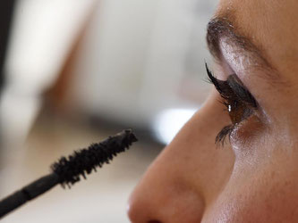 Mascara kann Wimpern nicht nur stylen, sondern auch pflegen. Foto: Jens Kalaene