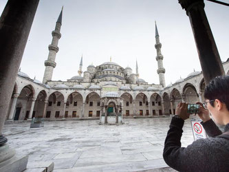 Die Blaue Moschee in Istanbul ist ein beliebtes Touristenziel. Doch mieden Urlauber die Türkei zuletzt noch vor allem wegen möglicher Anschläge, halten sich einige mittlerweile wegen der politische Lage mit dem Buchen zurück. Foto: Peter Kneffel