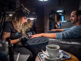 Im Münchener Nagelstudio «Hammer & Nagel» kommen nur Männerfinger in die Hände der Kosmetiker. Das Studio am Viktualienmarkt ist das deutschlandweit erste seiner ARt. Foto: Matthias Balk