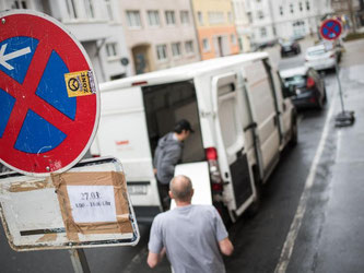 Mit Freunden lässt sich ein Umzug kostengünstig stemmen - sie dürfen aber nicht überlastet werden. Unnötige Wege zum Transporter sollten vermieden werden. Foto: Ole Spata