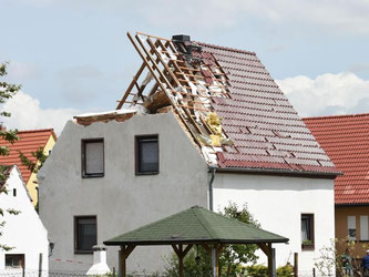 Bei schweren Unwettern werden Dächer oft beschädigt oder ganz abgedeckt. Foto: Hendrik Schmidt