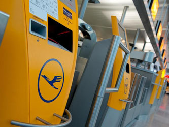 Leere Check-In-Schalter der Lufthansa am Flughafen in München. Foto: Sven Hoppe/Illustration