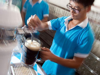 Dunkles Bier wird beim Oktoberfest im chinesischen Qingdao gezapft. Foto: Friso Gentsch