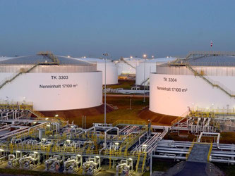Öltanks auf dem Gelände der "Total"- Erdölraffinerie in Leuna: Die Ölpreise sinken weiter. Foto: Waltraud Grubitzsch/Archiv