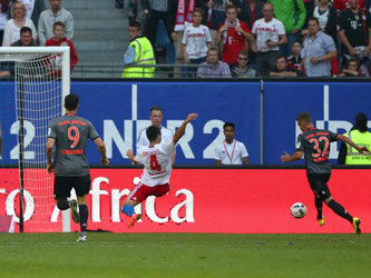 oshua Kimmich (r.) schoss den FC Bayern zum Auswärtssieg beim HSV. Foto: Christian Charisius