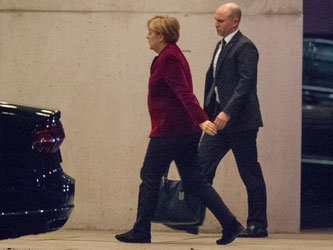 Bundeskanzlerin Angela Merkel kommt zum Treffen der Koalitionsspitzen von CDU/CSU und SPD zu den Themen Mindestlohn, Mietpreisbremse und Stromtrassen. Foto: Maurizio Gambarin