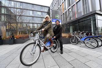 Monika Hable-Hafenbrädl, Geschäftsbereichsleiterin des Eigenbetriebs it@M, bei der offiziellen Übergabe der MVG Radstation durch MVG-Planungschef Gunnar Heipp (Foto: Stadtwerke München GmbH)