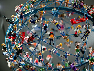 Playmobilfiguren auf einer Spielzeugmesse. Foto: Daniel Karmann/Illustrtion