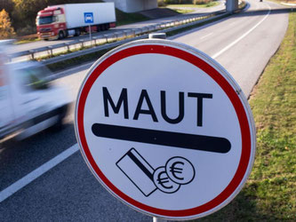 Ein Verkehrsschild weist die Autofahrer an der Stadtautobahn in Rostock auf die Mautpflicht für die Passage des Warnowtunnels hin. Foto: Jens Büttner/Illustration