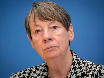 Bundesumweltministerin Barbara Hendricks bringt eine Strafabgabe für Spritfresser ins Gespräch. Foto: Kay Nietfeld